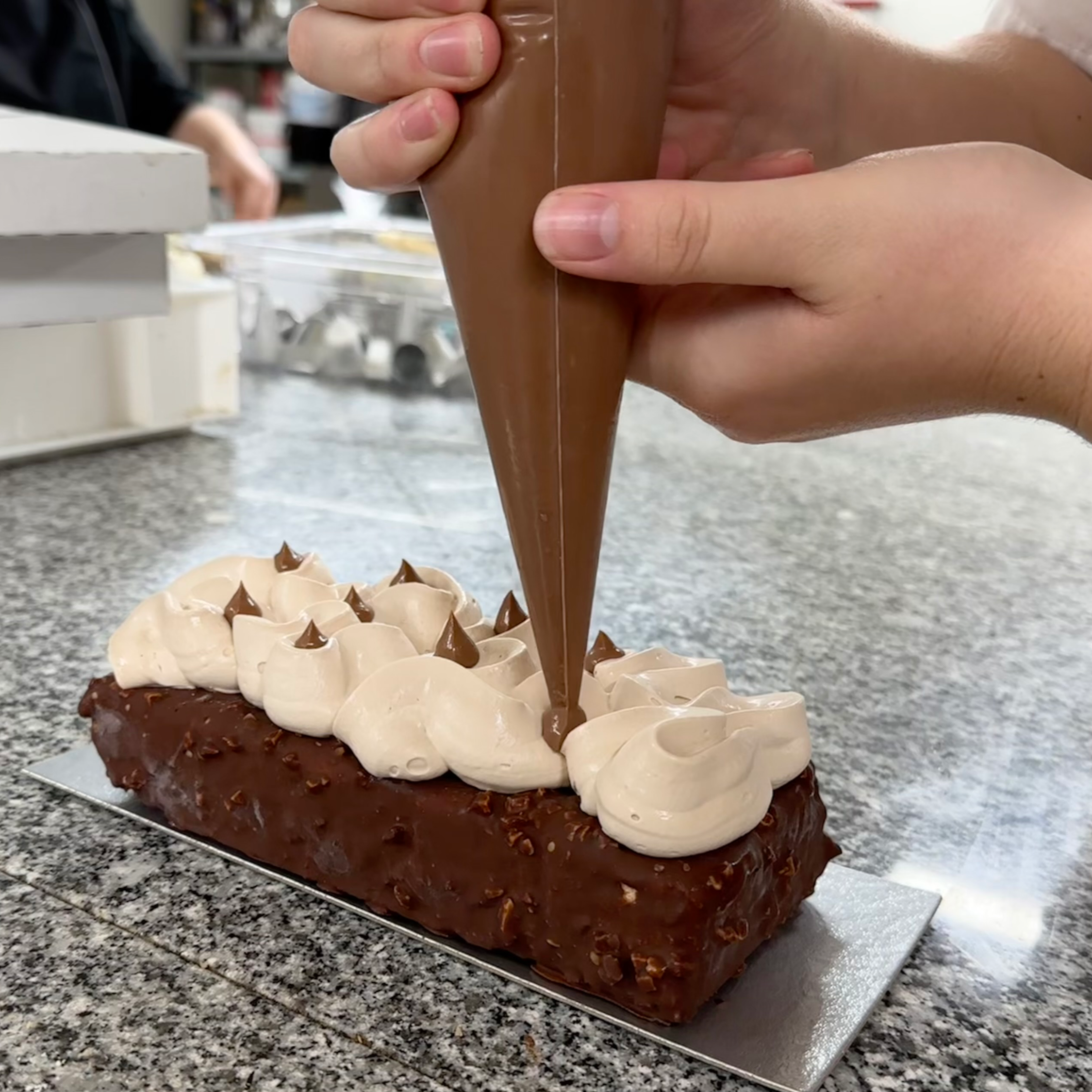 Pochage minutieux en atelier pâtisserie